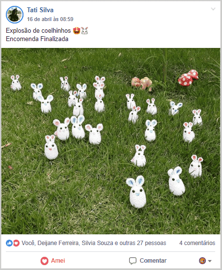 Vários coelhinhos em amigurumi dispostos sobre a grama, representando uma encomenda artesanal finalizada.