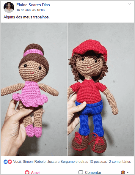 Duas bonecas em crochê estilo amigurumi, uma com vestido rosa e outra com roupa vermelha e azul.